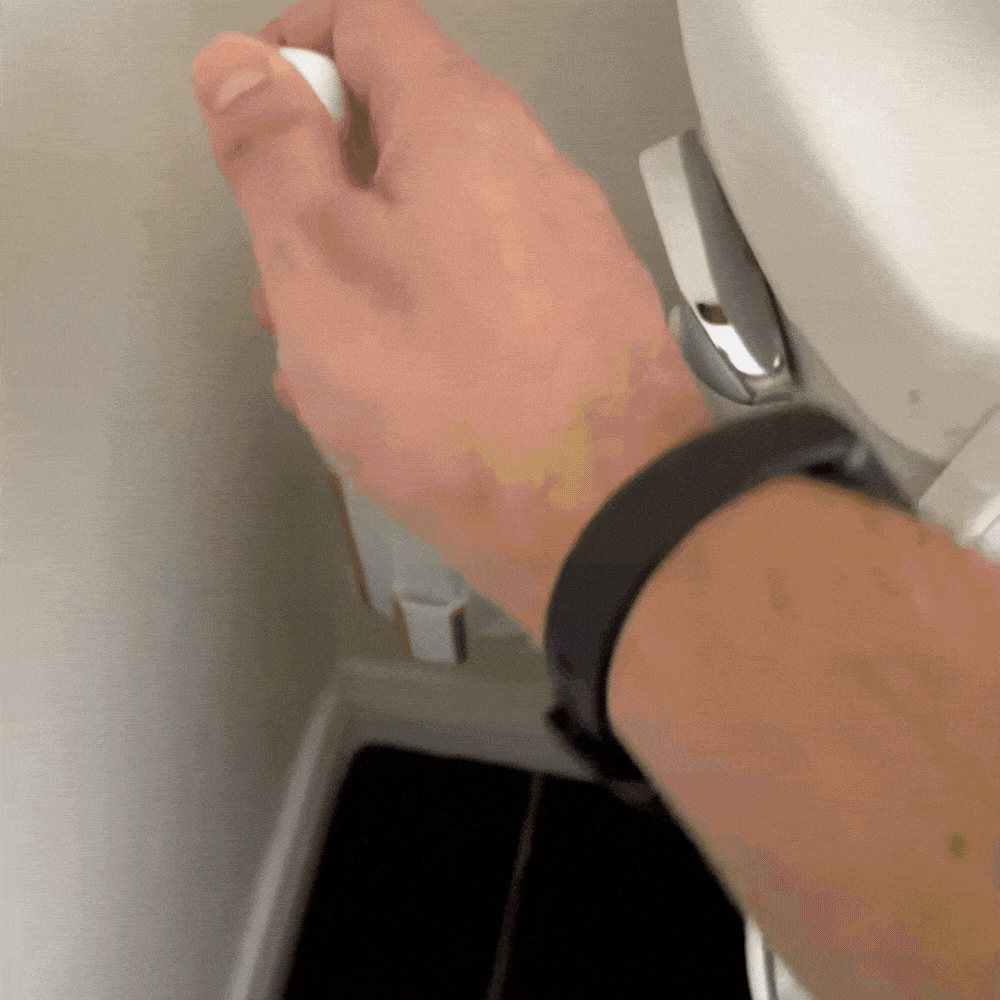 מברשת שירותים עם ראשי ניקוי חד־פעמיים