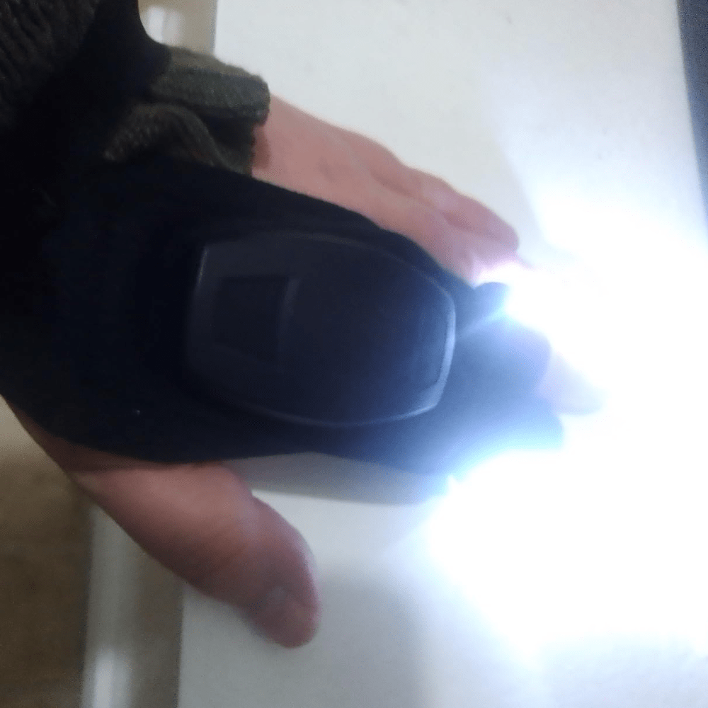 כפפות עם תאורת LED מובנית