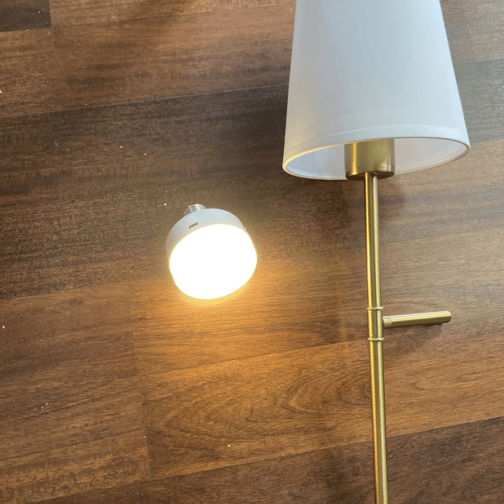 מנורת קיר בעיצוב אלגנטי עם נורה נטענת ושלט