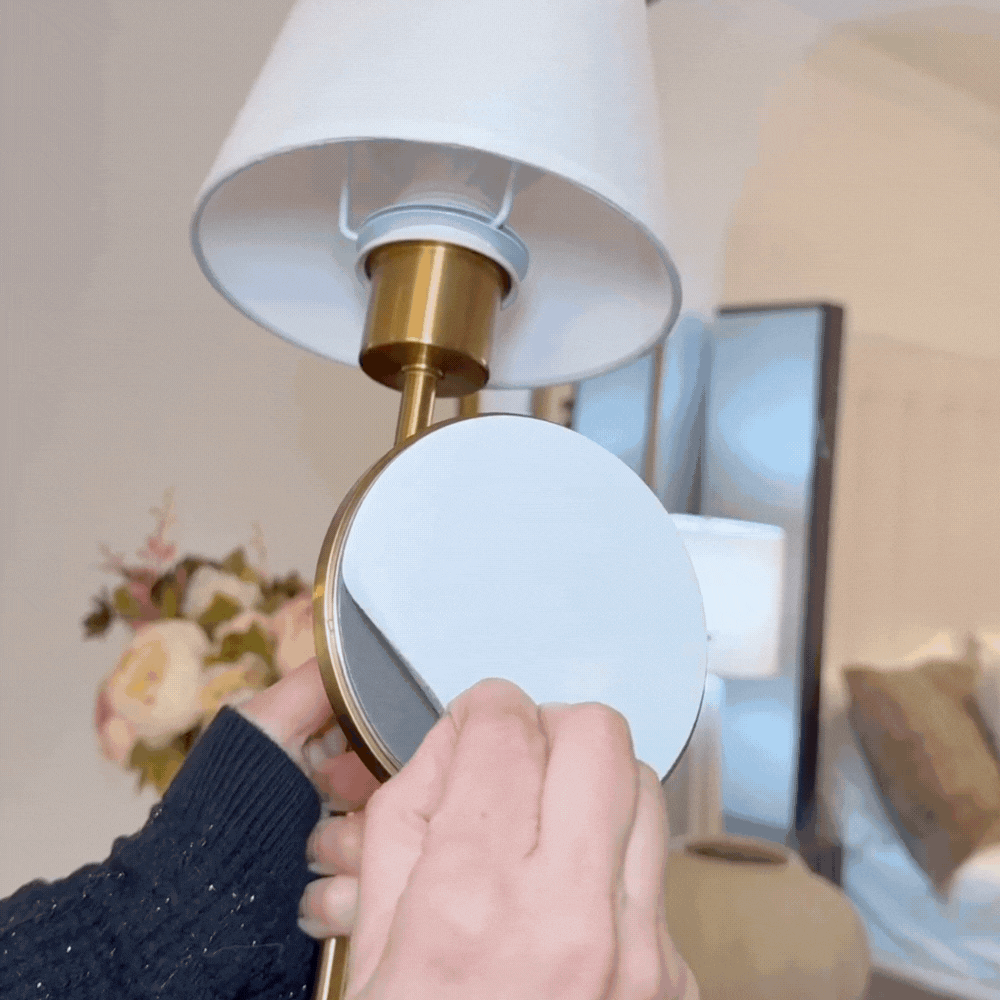 מנורת קיר בעיצוב אלגנטי עם נורה נטענת ושלט