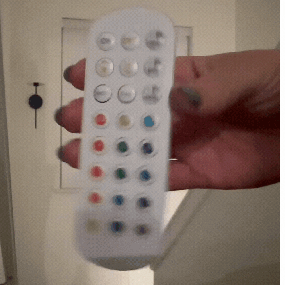 מנורת קיר בעיצוב אלגנטי עם נורה נטענת ושלט