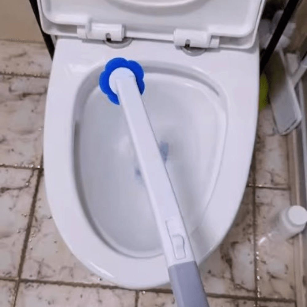 מברשת שירותים עם ראשי ניקוי חד־פעמיים